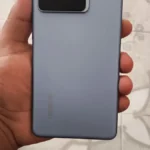 Smartphone Realme GT7 na cor Azul IceSense, visto de trás, com seu design de grafeno e módulo de câmera quadrado.