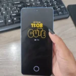 Tela Pro-Esports LTPO AMOLED do Realme GT7 ativada, mostrando o relógio e papel de parede personalizados.