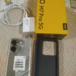 Poco M7 Pro vale a pena em 2026? Conteúdo da caixa mostrando carregador de 45W e cabo original.