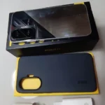Review do POCO F7 mostrando conteúdo da caixa com carregador turbo de 90W e capa original.