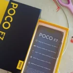 POCO F7 vale a pena em 2026 foto real de comprador mostrando a caixa e especificações de bateria 6500mAh.
