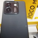 Detalhe traseiro do Poco M7 Pro 5G na cor preta destacando o módulo de câmeras com OIS.