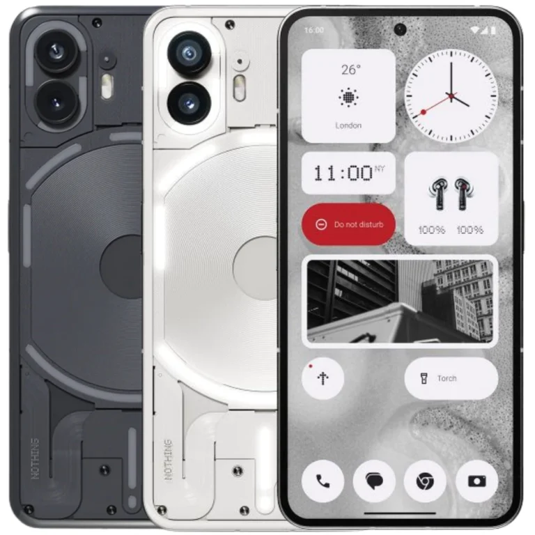 Smartphone Nothing Phone 2 com traseira transparente e LEDs da Interface Glyph acesos em ambiente iluminado.