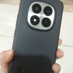 Teste real para saber se o POCO M8 Pro roda FreeFire a 120fps exibindo a traseira do smartphone com capinha preta fosca na bancada do Noob Mobile.