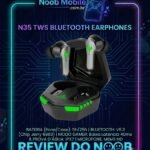 Fone bluetooh n35 tws é bom? Close mostrando os fones com LEDs verdes e a case aberta dentro da moldura de análises do Noob Mobile.