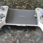 Close-up do GameSir G8 Galileo em uma mesa de granito, destacando o conector USB-C, botões ABXY roxos e analógicos de precisão.