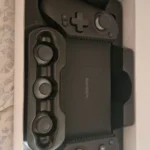Unboxing do GameSir G8 Galileo: foto detalhada do controle móvel preto dentro de sua caixa branca, revelando os analógicos Hall Effect e botões.