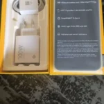 Unboxing completo para avaliar se o POCO M8 Pro roda FreeFire a 120fps, mostrando o carregador de 100W HyperCharge e a película de fábrica com as especificações.