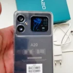Smartphone Cubot A20 em mãos mostrando a tela traseira funcional com relógio digital e caixa do produto ao fundo.