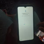 Foto real da tela do Blackview BV4800 Pro exibindo a mensagem de inicialização "Preparando seu smartphone" em um ambiente com pouca luz.