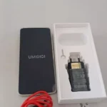 Conteúdo da caixa do Umidigi Note 90: smartphone, carregador padrão europeu, cabo USB vermelho e chave de chip.