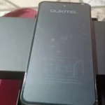 Smartphone Oukitel C68 Plus saindo da caixa, mostrando a tela frontal de 7.2 polegadas com película de proteção original.