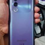 Visão detalhada da parte traseira do celular robusto Doogee Blade 20 na cor roxa, destacando o sistema de câmera dupla e design fino.