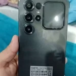 Foto real da traseira do Oukitel C68 Plus destacando o conjunto de câmeras e a tela secundária interativa de 1.81 polegadas.