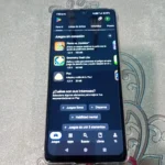 Tela frontal de 6.88 polegadas do smartphone Cubot X100 ligada, exibindo a interface da Google Play Store em modo escuro com jogos sugeridos como Plants vs. Zombies e Geometry Dash.
