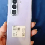Traseira do celular Infinix Hot 60 Pro Plus na cor violeta com capinha transparente, destacando o módulo triplo de câmeras e adesivo Infinix X6880.