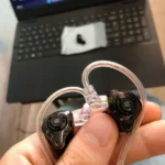 Review do KZ EDX Pro mostra o fone intra-auricular com cabo removível e formato ergonômico na mão do usuário.