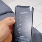 Mão segurando o smartphone Ulefone Armor 22 ainda com a película de fábrica detalhando as especificações técnicas de IP68 e câmera de 64MP.