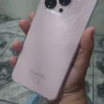 Mão segurando a parte traseira do Oukitel C3 na cor rosa, destacando o módulo de câmeras triplas e o acabamento texturizado.