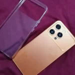 Visão da parte traseira do smartphone Oukitel P1 Pro na cor orange, destacando o módulo de câmeras e a capinha de silicone transparente ao lado.