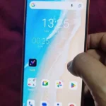 : Smartphone Oukitel P1 Pro com tela frontal LIGADA , mostrando as bordas finas.