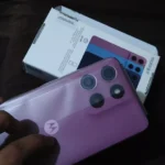 Traseira do smartphone Motorola Moto g17 na cor lilás, destacando o módulo de câmeras triplas e a caixa original ao fundo.
