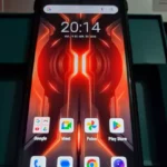 Smartphone blindado Cubot KingKong 11 com tela ligada mostrando alta definição e cores intensas.