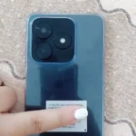 Traseira em tom azul escuro com o módulo de câmeras do smartphone provando que o HONOR X5c Plus é bom em design.