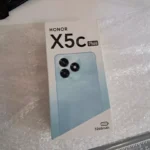 Caixa oficial do smartphone mostrando o destaque de bateria de 5.260 mAh para avaliar se o HONOR X5c Plus é bom.