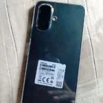 Smartphone Infinix Smart 10 é bom? Com design moderno e capa de proteção.