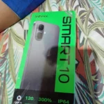 Embalagem do smartphone Infinix Smart 10 mostrando especificações como tela de 120Hz e som estéreo.