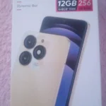 itel a70 é bom? Foto real da caixa do celular itel a70 mostrando as especificações de 12GB de RAM, 256GB de armazenamento e tela de 6.6 polegadas.