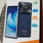 Caixa oficial do smartphone mostrando que o Oukitel C60 é bom de bateria com destaque para as especificações de 10.000 mAh e tela de 6,88 polegadas.