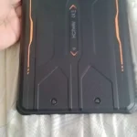 Traseira emborrachada preta com detalhes em laranja do tablet rugged, mostrando que o tablet hotwav r8 é bom para quem busca alta resistência contra quedas.