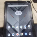 Tela de 10 polegadas ligada exibindo a interface do sistema Android, comprovando se o tablet hotwav r8 é bom para estudos e leitura.